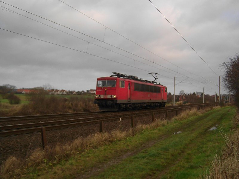 155 xxx-x fhrt am 22.12.08 als Lz von ALR nach AM um dort neue Aufgaben zu erledigen. Aufgenommen kurz nach der Durchfahrt in Reinfeld (Holst.).