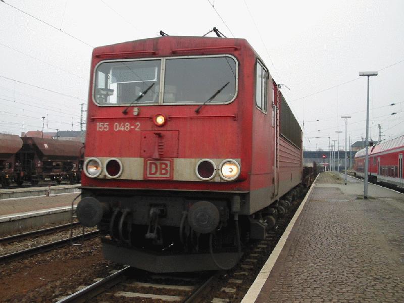 155048 durchfhrt am 16.11.02 den Cottbuser Bahnhof mit einem Ganz Gterzug.