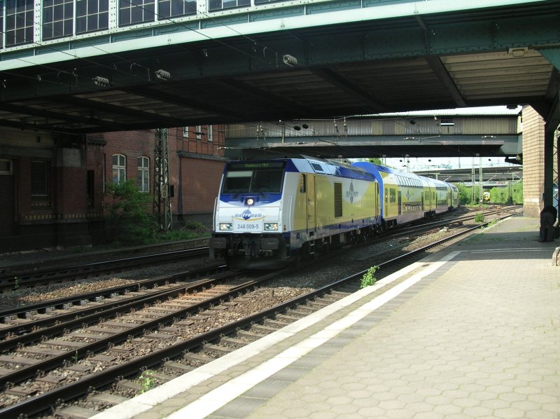 15.5.2008 14.39Uhr ME aus Cuxhaven nach Hamburg Hbf fhrt in Harburg mit Br246 009-5 ein.