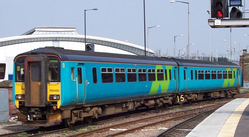 156 490 Northern f�hrt am 22.04.2005 in Sheffield Hbf. ein. Die Ziffer 15 bei den mittleren Drehgestellen ist die zugelassene H�chstgeschwindigkeit in Meilen.