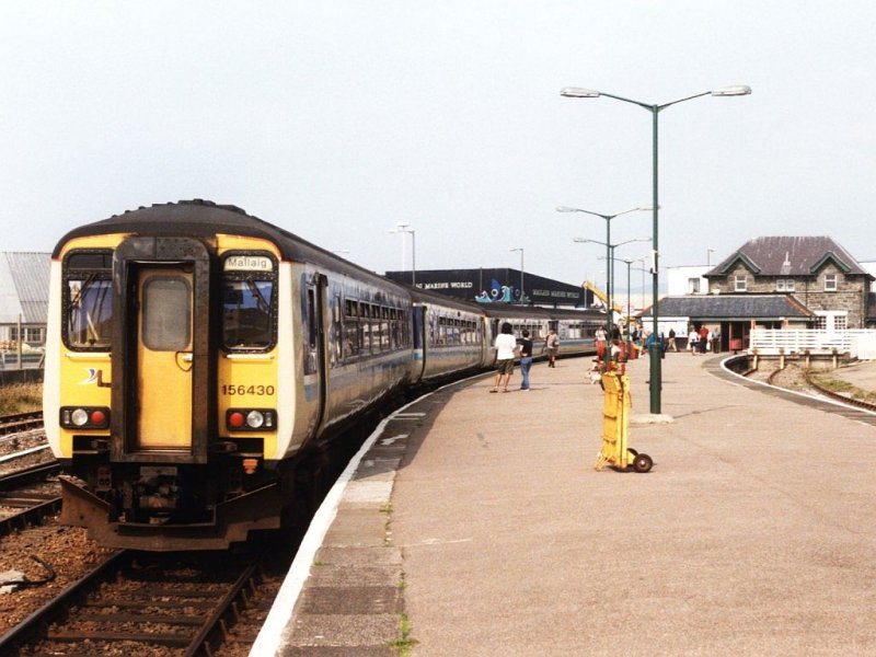 156430 mit eine Regionalzug Mallaig-Fort William auf Bahnhof Mallaig am 30-7-1999.