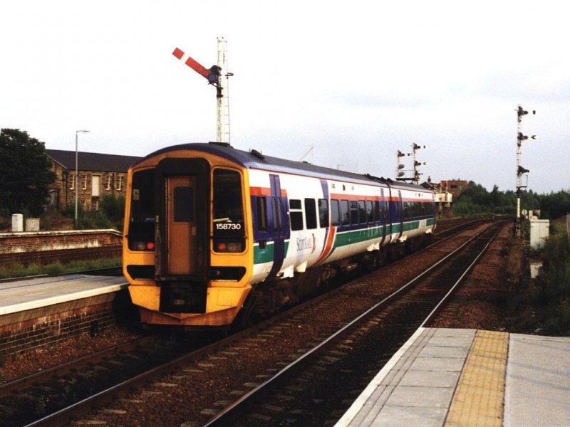 158 730 mit Zug Glasgow-Dunblane auf Bahnhof Stirling am 03-08-1999. Bild und scan: Date Jan de Vries.
