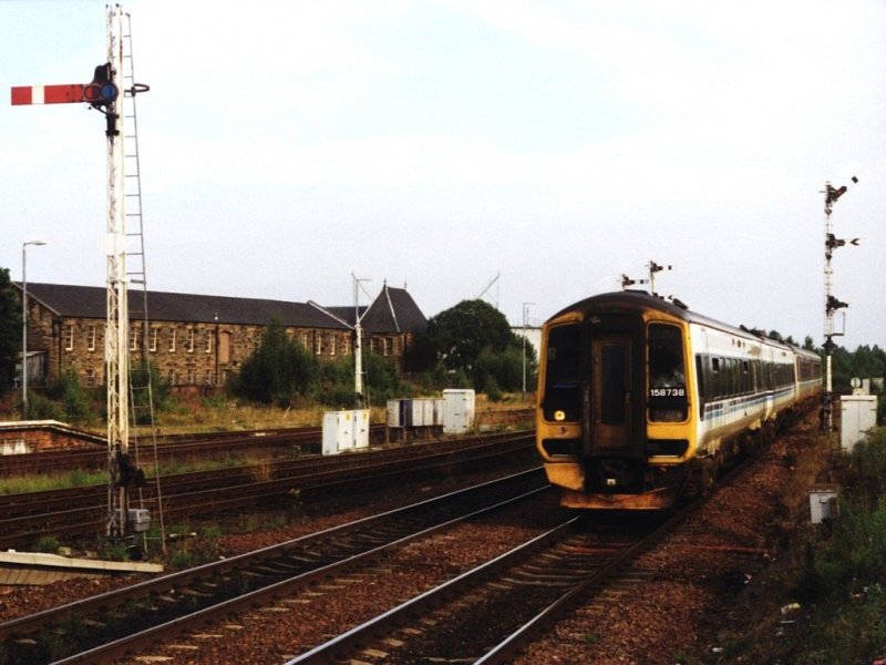 158 738 und 150 644 mit Zug Dunblane-Edinburgh auf Bahnhof Stirling am 03-08-1999. Bild und scan: Date Jan de Vries.