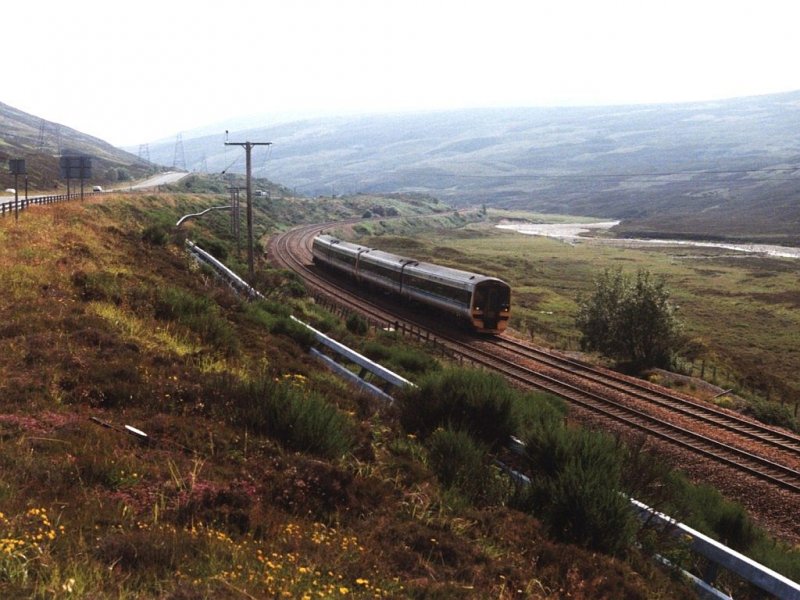 158 743 und eine weitere 158 mit Zug Edinburgh-Inverness bei Dalwhinnie am 30-07-1999. Bild und scan: Date Jan de Vries.