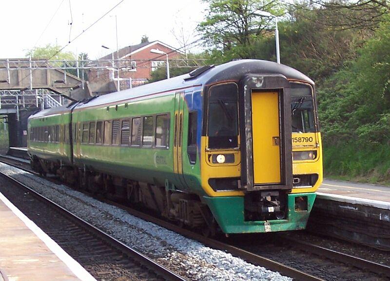 158 790 Central fhrt am 21.04.2005 von Manchster Piccadilly nach Manchester Airport durch die Haltestelle Heald Green. Hier sieht man gut eine Besonderheit der britischen Eisenbahnen, sie haben bei Tag immer den rechten Scheinwerfer eingeschaltet. 