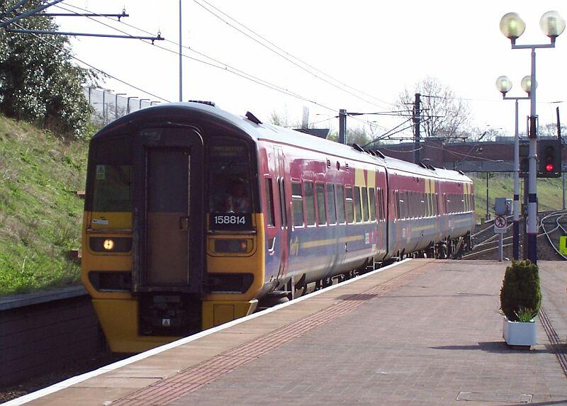 158 814 First fhrt am 19.04.2005 in den Bahnhof Manchester Airport ein. Der Bahnhof ist ein Kopfbahnhof, viele Zge fahren weiter nach Wilmslow, mssen aber hier kopfmachen.