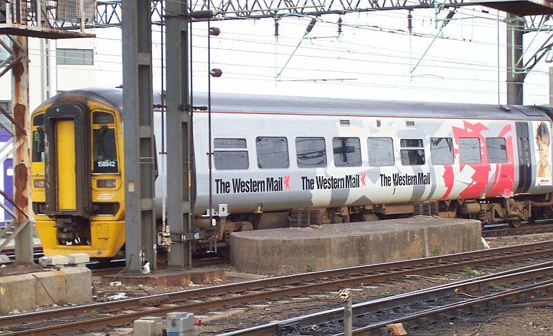 158 842 am 22.04.2005 im Bahnhofs-Vorfeld von Manchester Piccadilly, es war der einzige Triebzug mit Werbebeschriftung den ich gesehen habe.
