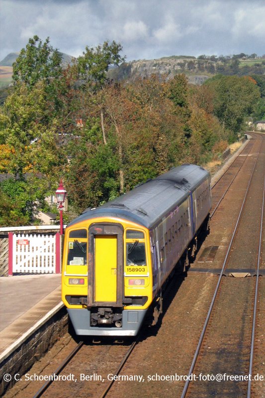 158 903 nach Carlisle im Bahnhof Settle, Oktober 2008