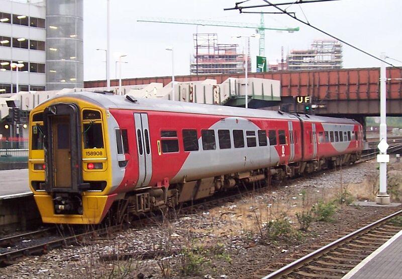158 908 Metro nach Leeds verlt am 20.04.2005 den Bahnhof Manchester Victoria.