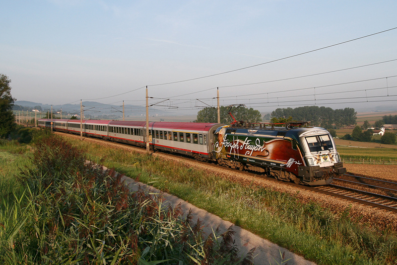 15.8.09 Die erste Ausfahrt der neu beklebten Joseph Haydn Werbelok der GySEV. Schade, dass es unbedingt eine Lok der Raaberbahn sein hat m�ssen, sind die gr�n-gelben 1047 50x sowieso schon sehr selten...
Das fr�he Aufstehen hat sich aber bezahlt gemacht, hier f�hrt die 1047 504 mit dem IC 843 von Wels nach Wien Westbahnhof der aufgehenden Sonne entgegen.