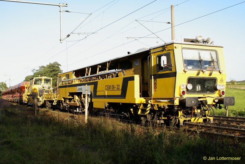 15.9.2007: Eine Gleisstopfmaschine + Profiliermaschine + Schotterzug werden von einer Br 203 zur Bahn - Baustelle bei Schandelah (Braunschweig) gebracht (geschoben).
_ber das Wochenende vom 14. -> 16.09.2007 wurde auf der Strecke Braunschweig -> Helmstedt bei Schandelah eine Eisenbahnbrcke ber die im Bau befindliche A39 eingehoben.
Bei diese Gelegenheit wurden auch (soweit mir bekannt) mindestens 2 Bahnbergnge in Schandelah und bei Weddel saniert.
