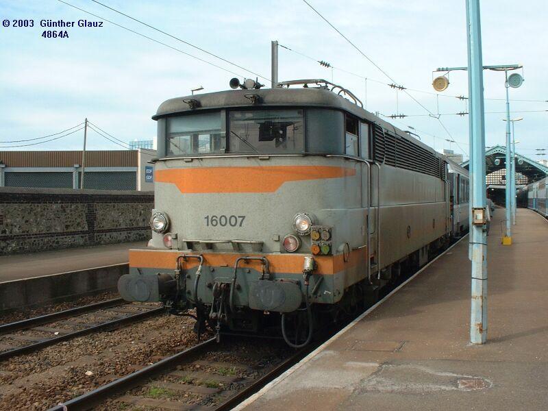 16 007 mit Corail-Zug 3140 nach Paris-St-Lazare am 11.05.2003 in Le Havre.