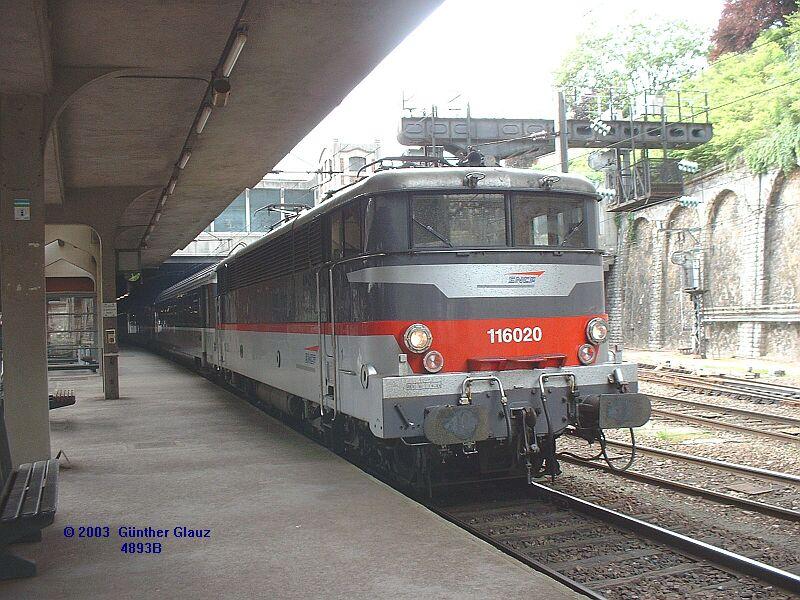 16 020 mit Corail-Zug Le Havre - Paris-St-Lazare am 11.05.2003 im Bahnhof Rouen.