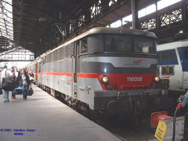 16 050 mit Corail-Zug am 11.05.2003 in Paris-St-Lazare.