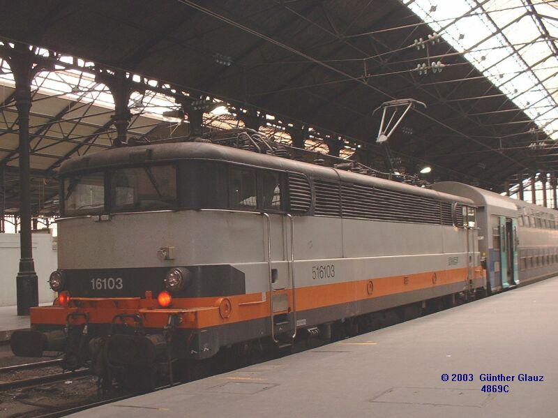 16 103 mit Doppelstockzug nach Rouen am 11.05.2003 im Bahnhof Paris-St-Lazare.