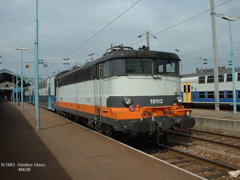 16 112 mit Doppelstockzug am 11.05.2003 im Bahnhof Le Havre.