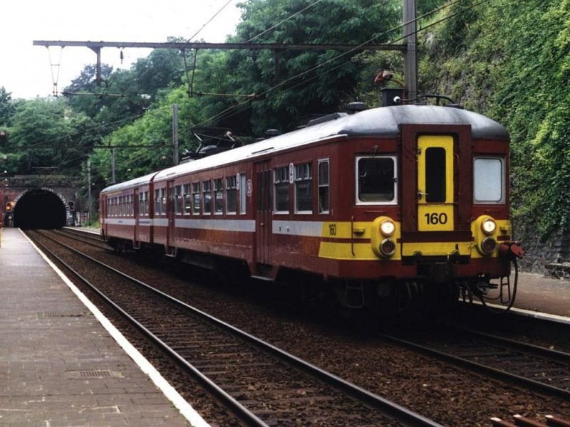 160 mit L 5581 Lige Guillemins-Liers auf Bahnhof Lige Jonfosse am 14-7-1998. Bild und scan: Date Jan de Vries. 