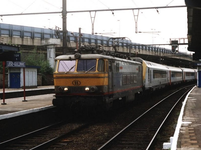 1601 mit IC 427 Oostende-Kln auf Bahnhof Lige Guillemins am 17-5-2001. Bild und scan: Date Jan de Vries.