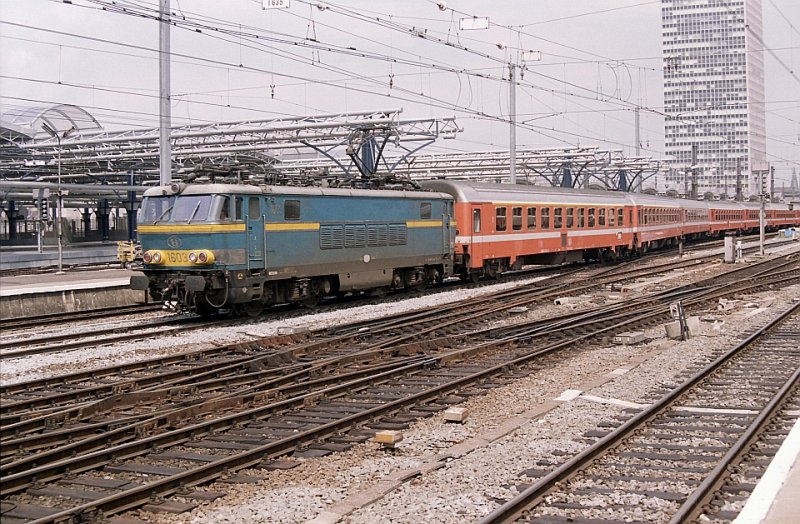 1603 mit D-zug von K�ln nach Oostende in Brussel-Zuid 20-05-1995.
