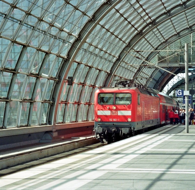 16.04.09: Die Leute drngen sich in den vollen RE 1 nach Frankfurt/Oder, Lok ist die 112 182-1 nchster Halt Berlin Friedrichstrae.