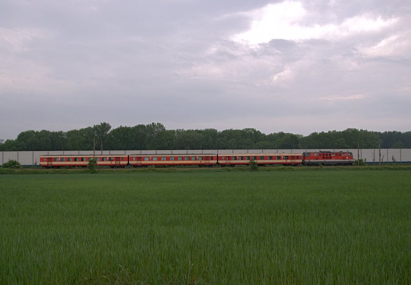 16.05.2009 - EZ 1990 von Wien Sdbahnhof (Ostseite), unterwegs nach Emmersdorf an der Donau. Die Aufnahme enstand kurz nach Leobendorf-Burg Kreuzenstein.