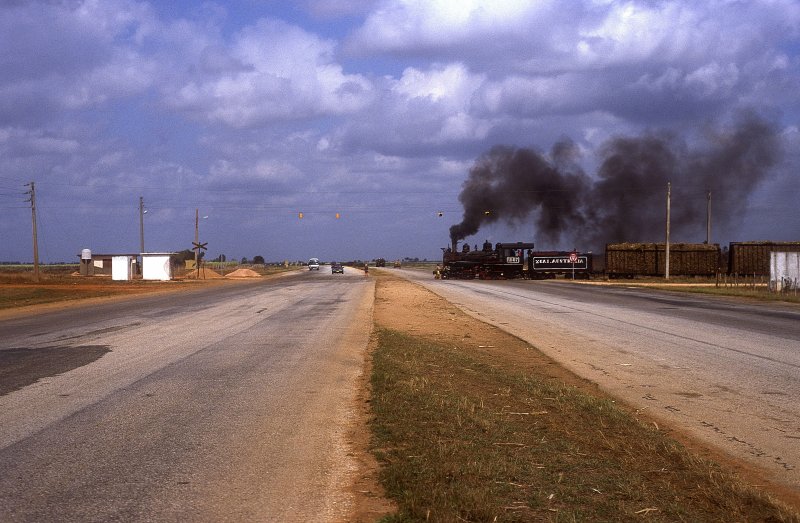 1607  Australia  29.03.01  Die Strecke fhrt ber eine Autobahn. Der Bahnbergang ist nicht durch Schranken, oder Blinklicht gesichert. Wenn auch wenige Autos fahren, sind Unflle an der Tagesordnung. 
