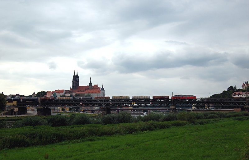 16.07.2008 BR 232 berquert die Elbe in Meien mit einem leeren Kesselzug vom Tanklager Rhsa kommend nach Coswig. Im Hintergrund die Albrechtsburg mit Dom.