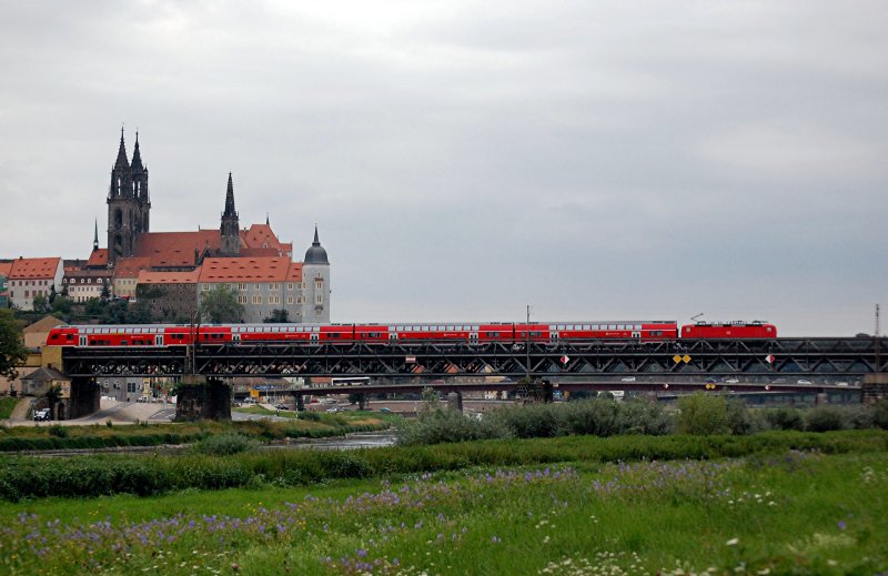 16.07.2008 S1 von Meien-Triebischtal kommend nach Schna, berquert die Elbe in Meien. Im Hintergrund die Albrechtsburg und Dom.