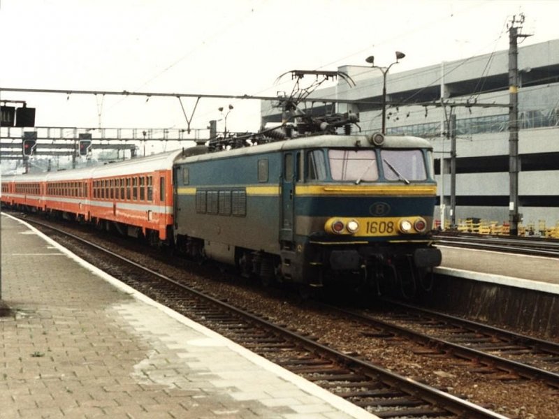1608 mit IC 419 Oostende-Kln Hbf auf Bahnhof Lige Guillemins am 25-10-1993. Bild und scan: Date Jan de Vries.
