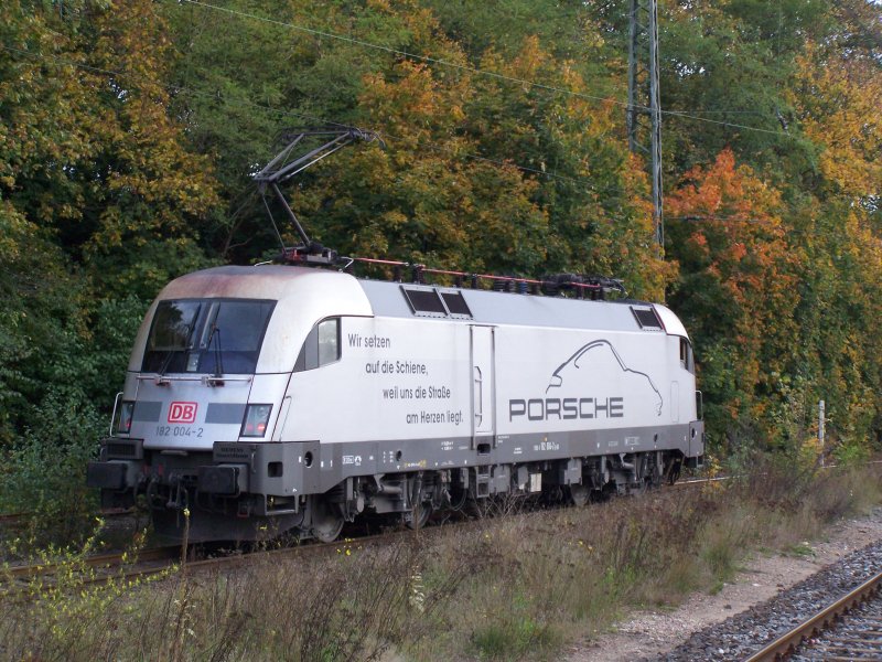 16.10.07, 182 004-2 wartet in Verden Aller auf ihrem nchsten Auftrag.