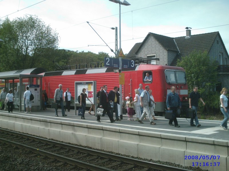 16.13 Uhr in Hmelerwald. Feierabendstimmung 
am RE Bielefeld-Braunschweig, gezogen diesmal von 143 872-0.
07.05.2008