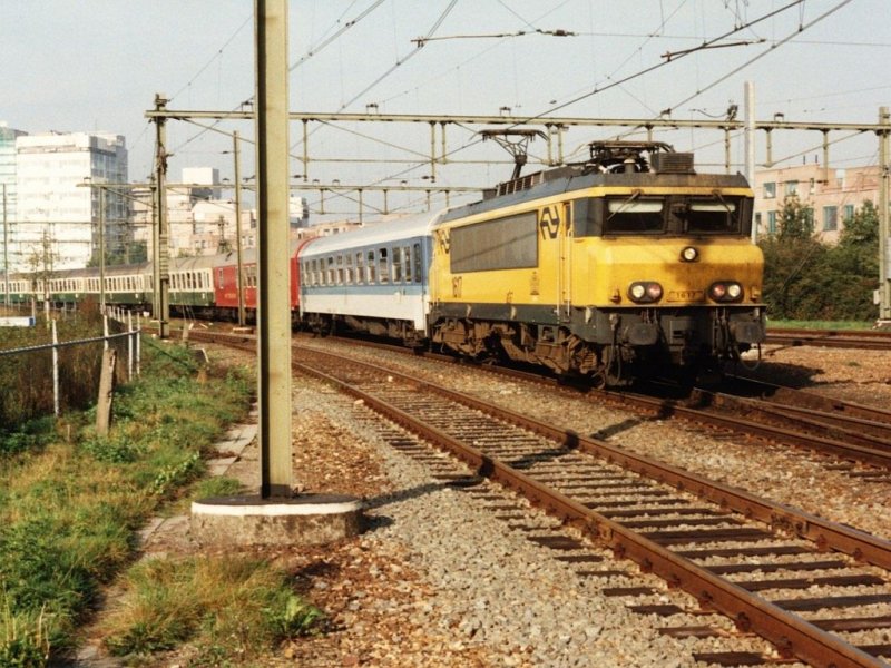 1617 mit IC 2343 Schiphol-Berlin Hbf auf Bahnhof Apeldoorn am 26-9-1992. Bild und scan: Date Jan de Vries.