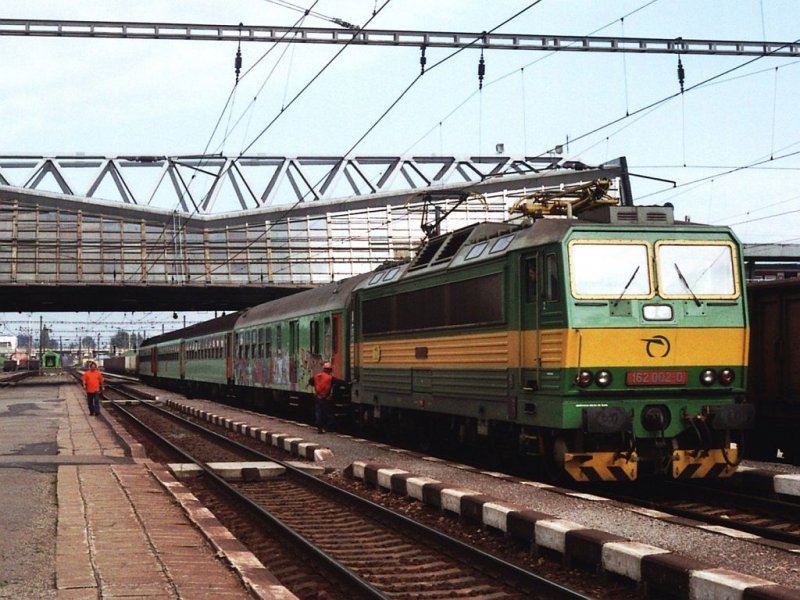 162 002-0 mit Os 7833 ilina-Poprad Tatry auf Bahnhof Poprad Tatry am 2-8-2005. Bild und scan: Date Jan de Vries.