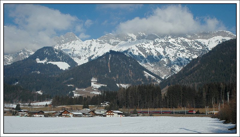 16.2.2008: Hier wei ich leider nicht, um welchen Saisonzug es sich handelt. Die Aufnahme enstand zw. zwischen Leogang und Saalfelden mit den Leoganger Steinbergen im Hintergrund. Ich wei, viel Zug sieht man auf dem Bild nich. Man kann es aber trotzdem noch als Bahnbild durchgehen lassen ;-)