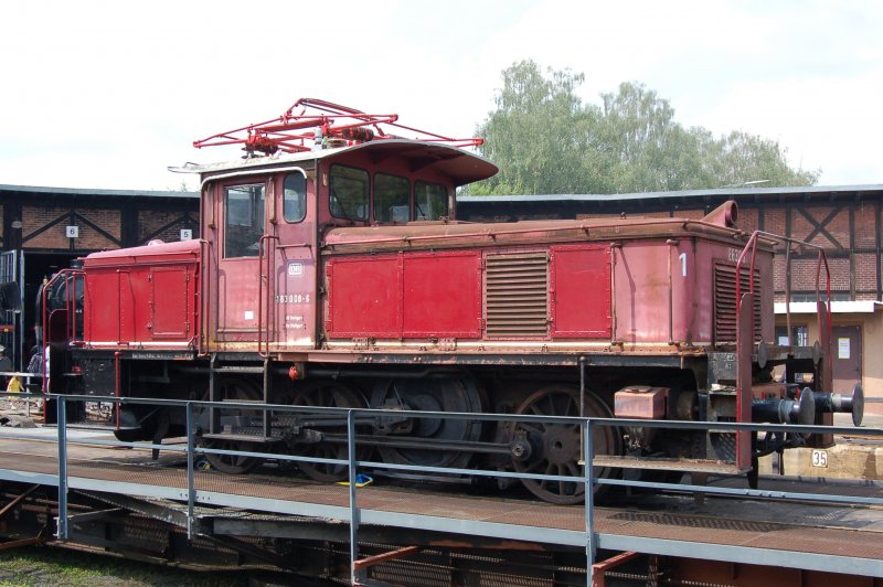 163 008-6 (E 63 08 -auf der Strinseite so beschriftet) auf der Drehscheide des S�ddeutschen Eisenbahnmuseums in Heilbronn (SEH).

Geschichte der Lok: Zusammen mit der E63 05 der BBC-Bauart wechselte die Lok in den Museumsbestand des Verkehrsmuseums N�rnberg. Zun�chst abgestellt, wurde E63 08 ab 1985 von einer BSW-Gruppe im Bw M�nchen-Ost betreut. Zusammen mit weiteren E-Lok stand sie jahrelang in der Museumsau�enstelle Garmisch abgestellt. Nach deren Aufl�sung verlegte man die Sammlung auf das Gel�nde des Bw Augsburg zum im Entstehen begriffenen Bahnparkgel�nde. Nachdem hier auch die 1991/92 von Krauss-Maffei restaurierte E63 05 ausgestellt ist, war an der trotz des langen Betreuungszeitraums �u�erlich nur wenig hergerichteten E63 08 kein gro�es Interesse vorhanden, so da� das SEH die Maschine fast genau drei Jahrzehnte nach ihrer Ausmusterung als Leihgabe des DB-Museums �bernehmen konnte.