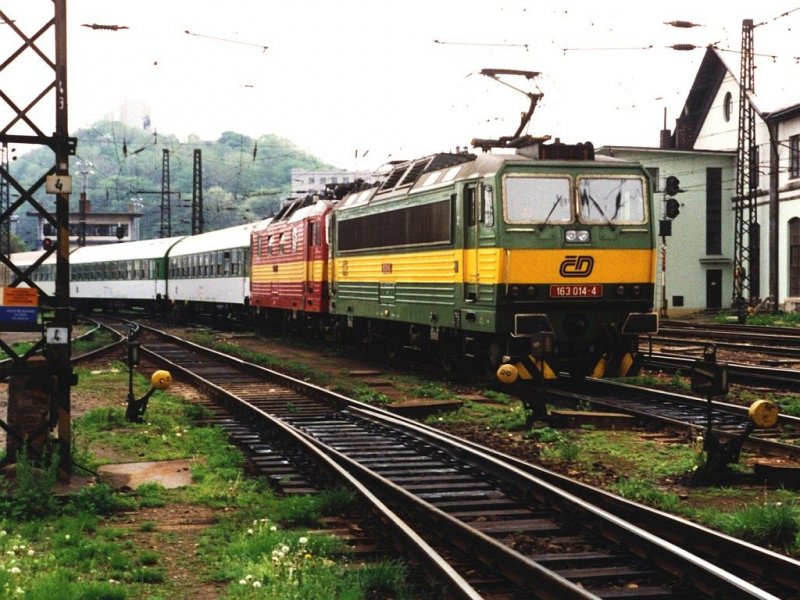 163 014-4 und 372 013-5 mit Zug Decin-Praha-Masarykovo auf Bahnhof Praha-Masarykovo am 8-5-1995. Bild und scan: Date Jan de Vries.