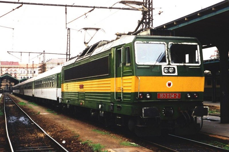163 034-2 mit Zug Praha Masarykovo-Ceska Trbora auf Bahnhof Praha-Masarykovo am 8-5-1995. Bild und scan: Date Jan de Vries. 
