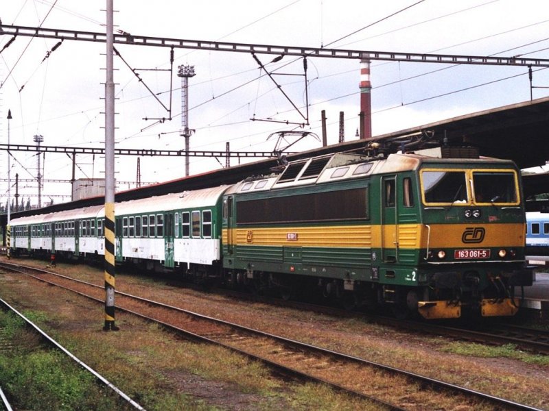 163 061-5 mit Os 5061 Kolin-Pardubice Hlavni auf Bahnhof Kolin am 13-8-2005. Bild und scan: Date Jan de Vries.