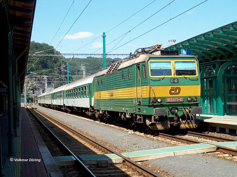 163 073 hat soeben den Pantograph heruntergelassen und wartet mit ihrem Zug auf den nächsten Einsatz - Decin (Tetschen-Bodenbach) 07.07.2004
