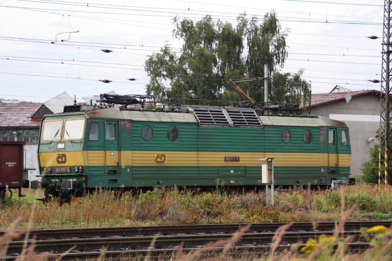 163 097-9 steht am 15.07.09 im ehemaligen BW Chomotov (Komutau). Fotografiert von der gegenberliegenden frei zugnglichen Ladestrae.