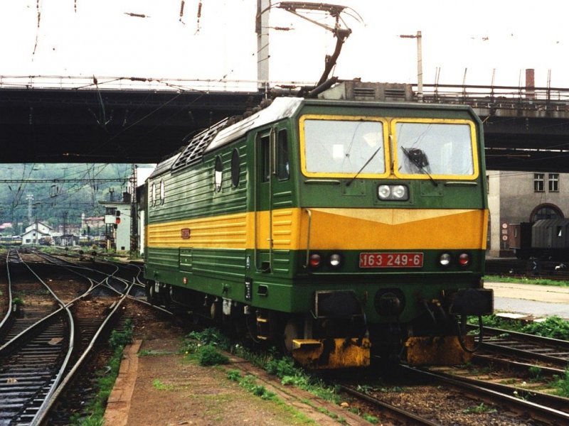 163 249-6 auf Bahnhof Praha-Masarykovo am 8-5-1995. Bild und scan: Date Jan de Vries.