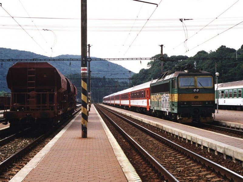 163 259-5 mit IC 120 Koice-Praha Hlavn ndra auf Bahnhof Kysak am 3-8-2005. Bild und scan: Date Jan de Vries.