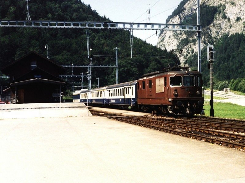 165 Re 4/4 der BLS mit Regionalzug 2417 Zweisimmen-Interlaken-Ost auf Bahnhof Wimmis am 22-07-1995. Bild und scan: Date Jan de Vries.