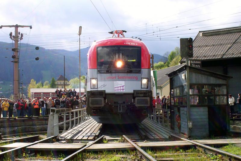 16.5.2004: Erste offizielle Fahrt der Semmering Jubilumslok 1116 200 von Wien nach Mrzzuschlag. Auf der Drehscheibe in Mrzzuschlag wurde sie der ffendlichkeit prsentiert 