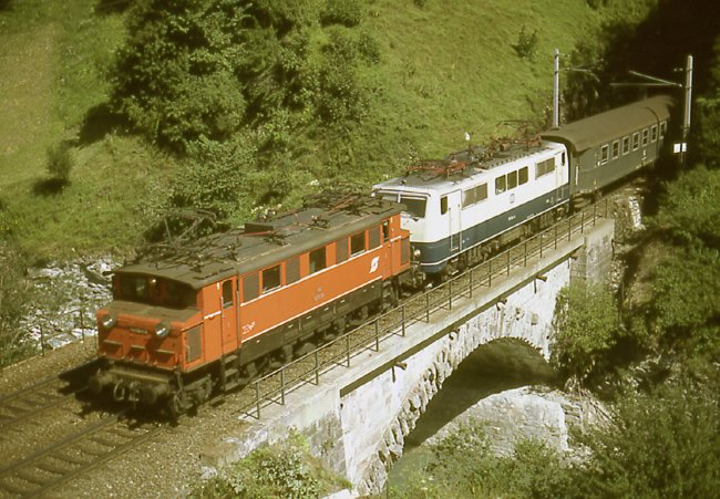 1670.03 mit einer 111 vor D 1481 bei St. Jakob auf der Brenner - Nordrampe im Juli 1982