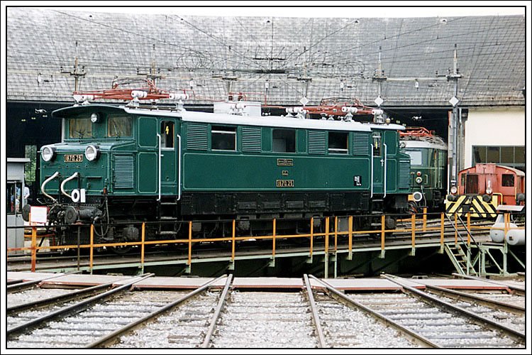 1670.25 ist Gott sei Dank neben 1670.09, und 1670.104 erhalten geblieben, und wird heute noch bei Sonderfahrten eingesetzt. Selztal am 30. Mai 1993.