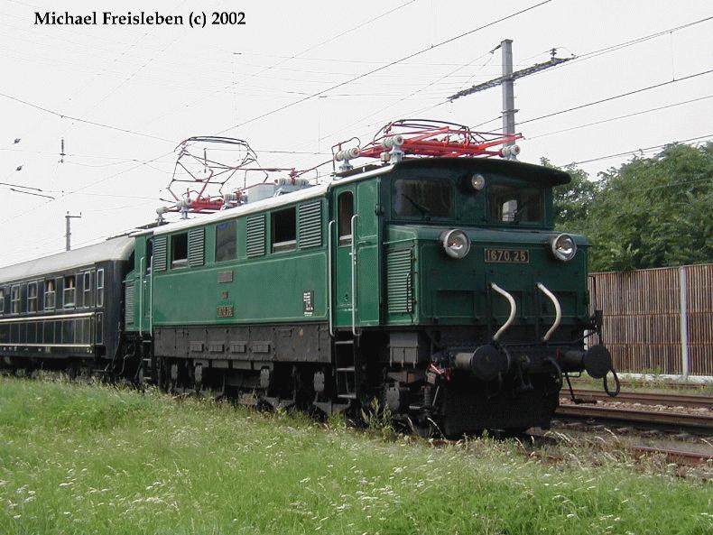 1670.25; mit einem Sonderzug im Bahnhof Oberlaa; am 27.August 2002