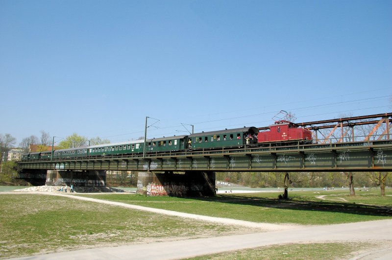 169 005 am 13.04.09 mit dem `Rund um Mnchen´-Zug auf der Isarbrcke