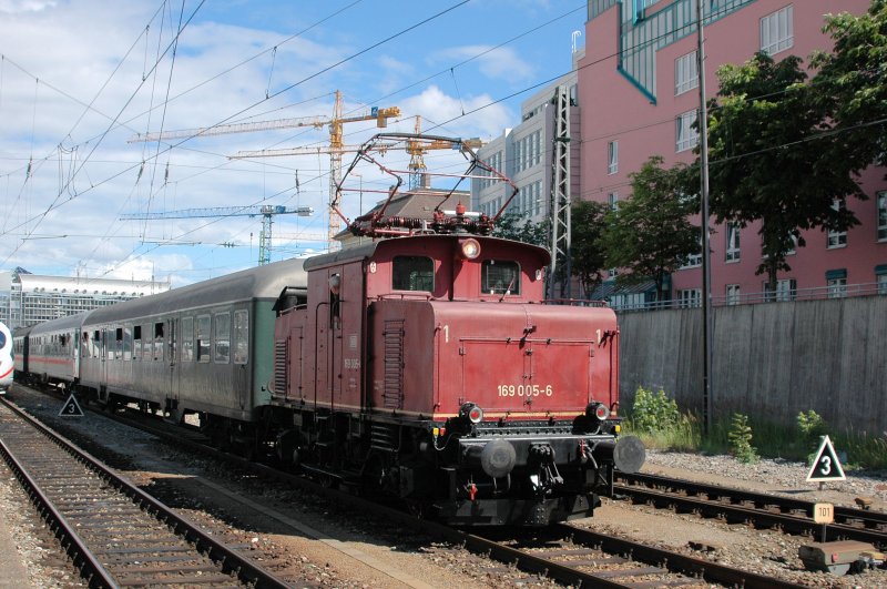 169 005 am 19.07.09 als Schublok am Sonderzug aus Holzkirchen im Hbf M�nchen