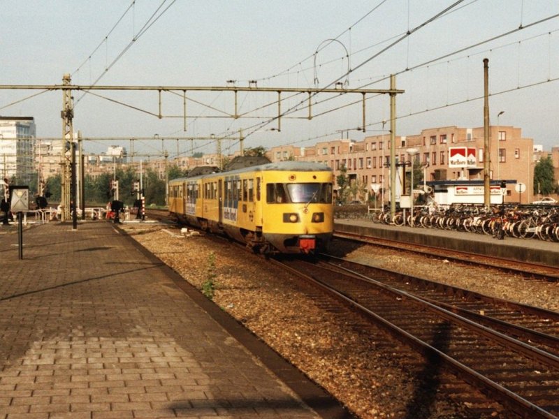 169 mit Regionalzug 7827 Apeldoorn-Winterswijk auf Bahnhof Apeldoorn am 26-9-1992. Bild und scan: Date Jan de Vries.